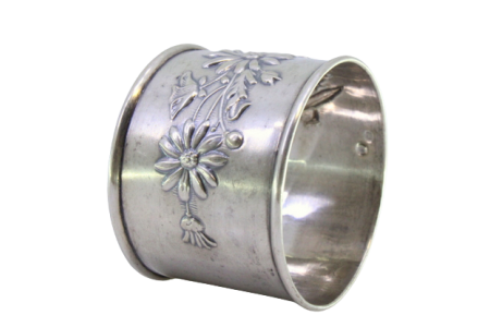 Argola de guardanapo em prata rebordada e relevada com motivos florais.